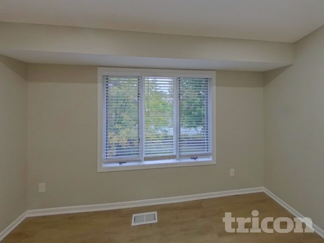 Building Photo - 4448 Hamilton Dr