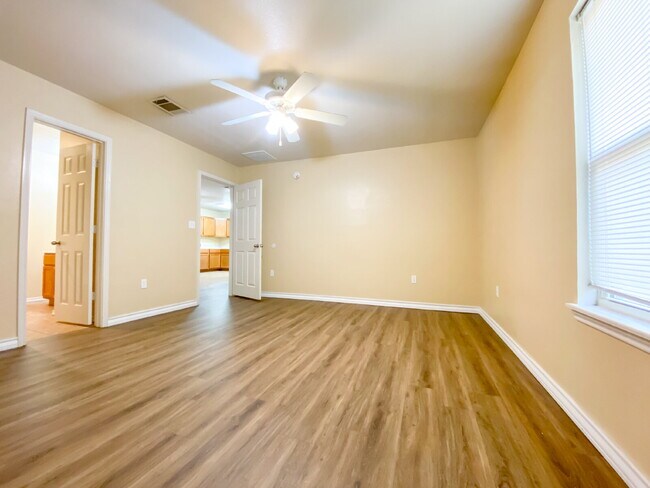 Foto del edificio - Spacious 3 Bedroom Duplex in Cooper!
