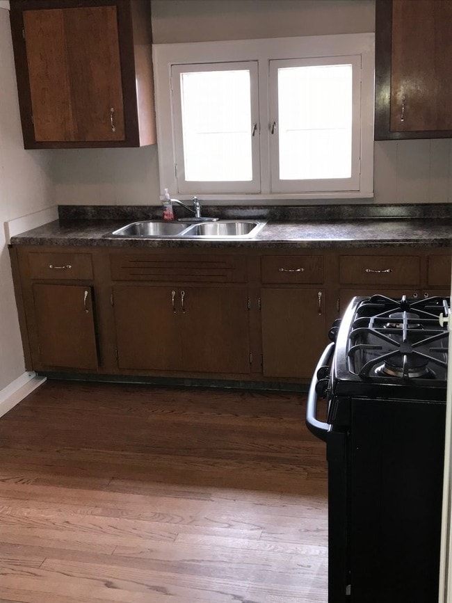 Building Photo - 512 S 75th Street - 2 Bedroom Upper