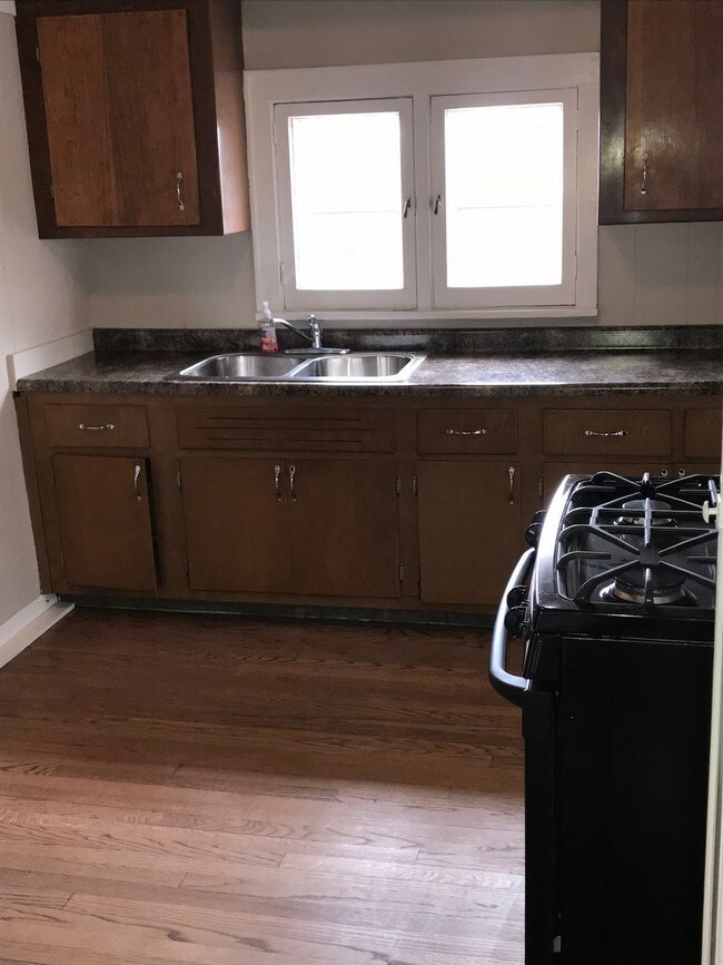 Foto del edificio - 512 S 75th Street - 2 Bedroom Upper