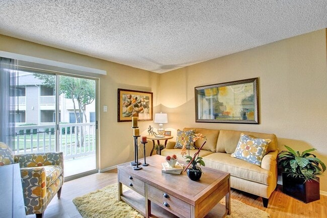 Building Photo - 2015 Cedar Bend Dr