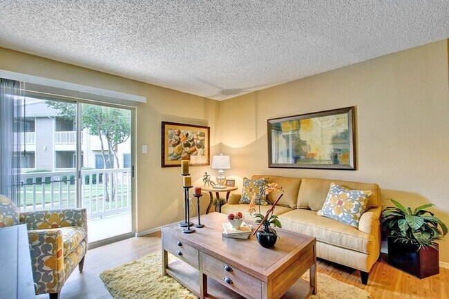 Building Photo - 2015 Cedar Bend Dr