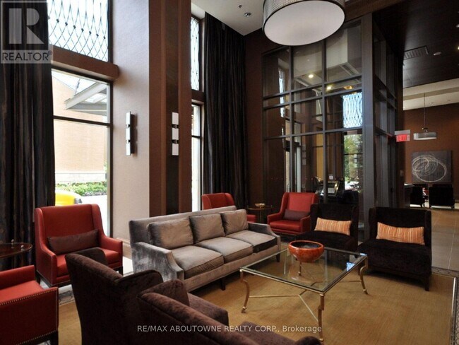 Photo du bâtiment - 385 Prince of Wales Dr