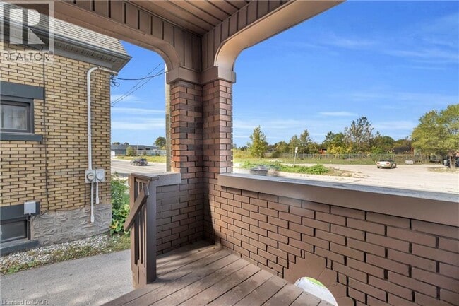 Building Photo - 503 Victoria St N