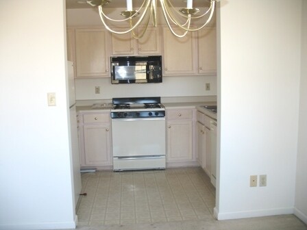 kitchen - 1104 Holliday Hills Dr