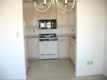 kitchen - 1104 Holliday Hills Dr