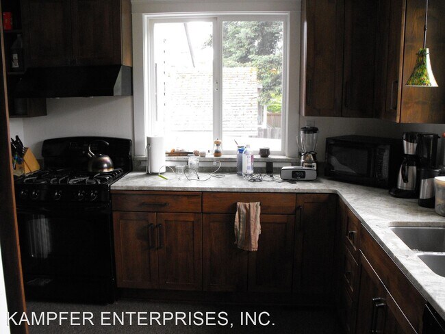 Building Photo - 3 br, 1 bath House - 902 SW 11TH ST