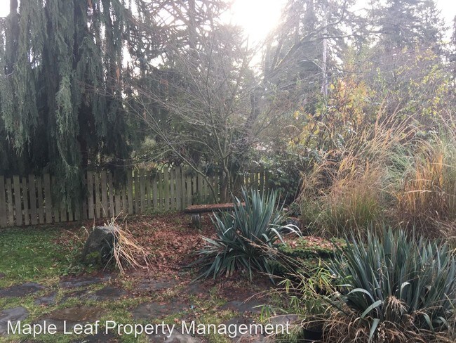 Foto del edificio - 2 br, 1 bath House - 10712 23rd AVe NE