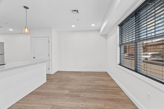 Foto del edificio - 693 Western Ave