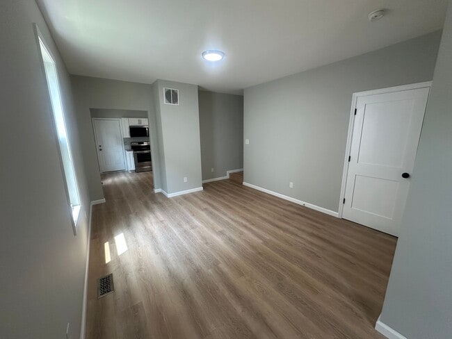 Foto del edificio - BEAUTIFUL RENOVATED NEW 3 BEDROOM HOUSE MI...