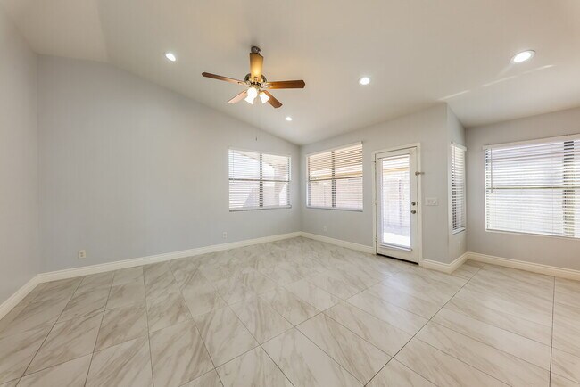 Foto del edificio - 6490 W Wahalla Ln
