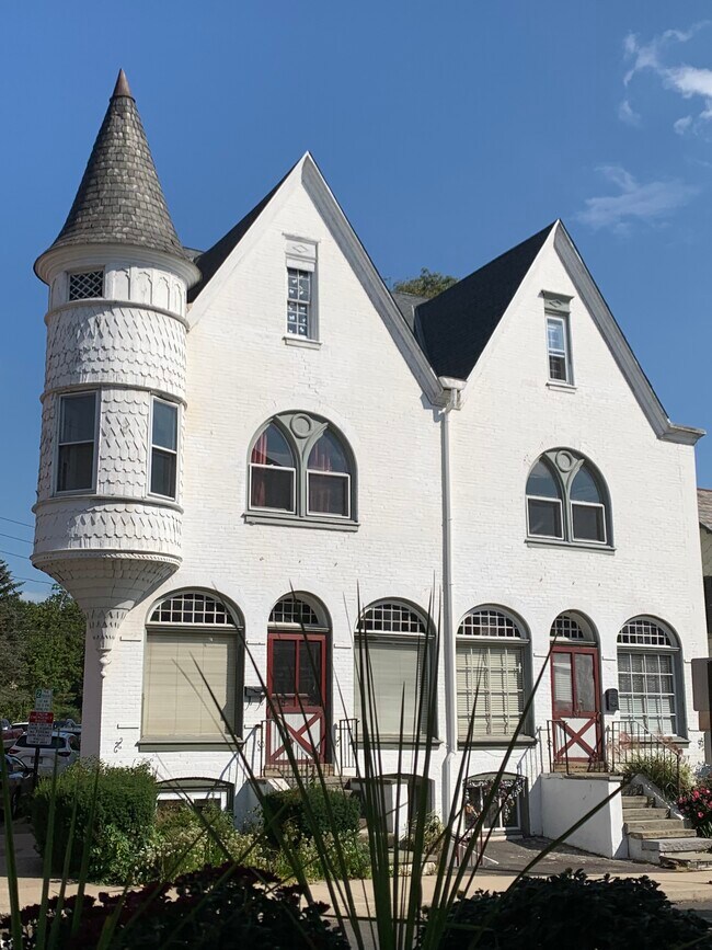 Building Photo - 4 E Temple Ave