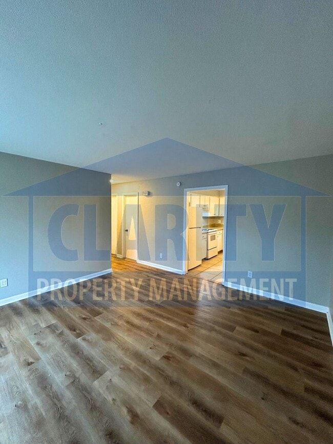 Building Photo - Updated 2 Bedroom, 1 Bath Duplex