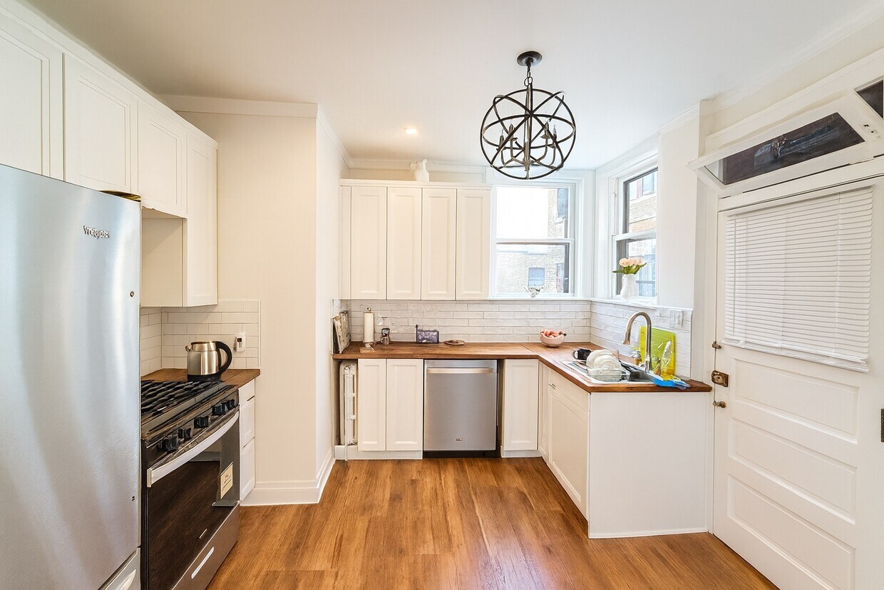 Foto principal - 448 Elmwood Ave