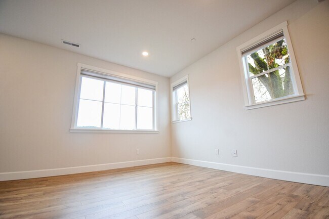 Foto del edificio - Beautiful 4 Bedroom 3.5 BA Home! Mother in Law Suite, Attached Garage & Top floor Bonus Room!