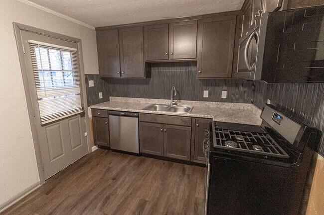 Building Photo - 210 Highview Ave