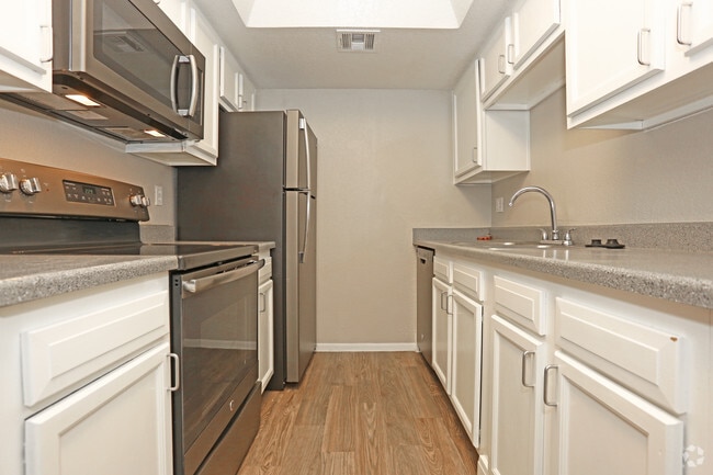 2BR, 2BA - 1050 SF - Country Club Greens