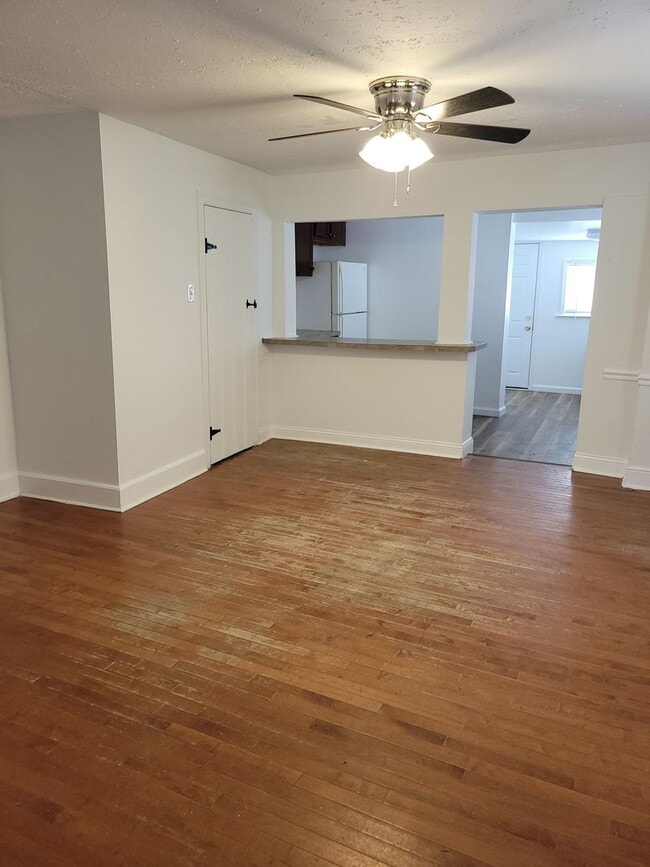 Building Photo - Spacious Twin - Torresdale