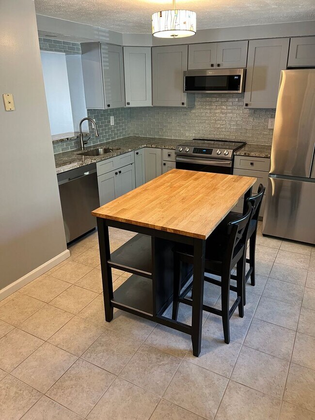 Building Photo - Beautiful 2 Bedrooms 2.5 Bathroom luxury 3 level Townhouse location in the Rockburn Commons Commu...