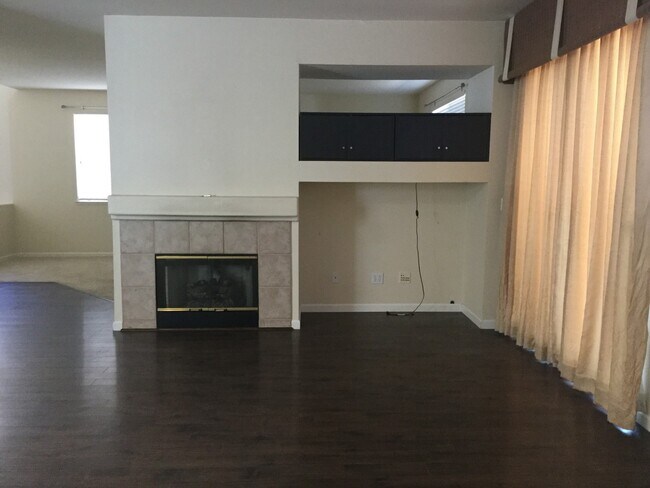 Building Photo - Spacious Home in Gold River! Available NOW!