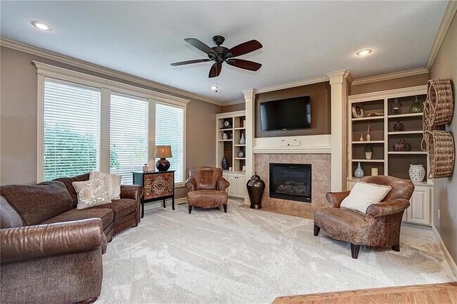 Building Photo - Large open and bright 4 bedroom 3.5 bath home