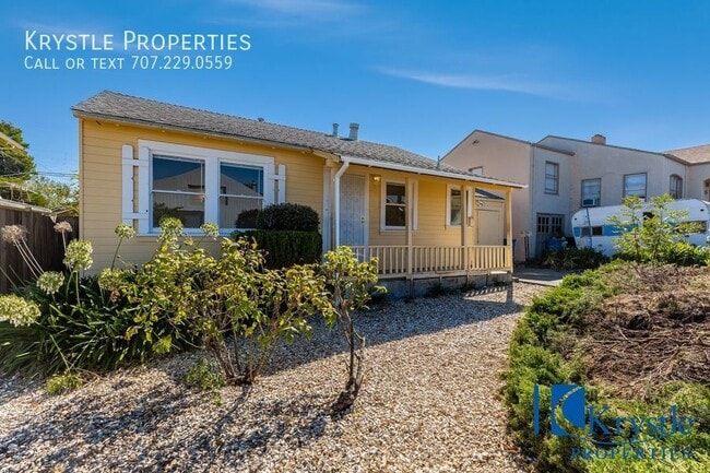 Building Photo - Adorable single story home with Fresh inte...