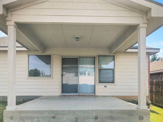 Building Photo - Spacious 1 Story Home!