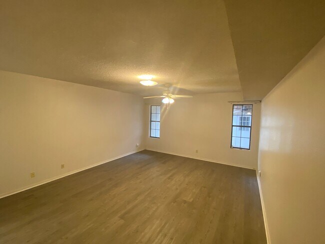 Foto del edificio - 6-month lease! Spacious 2 bedroom 2 bath Townhome near Goodfellow base AVAILABLE NOW!