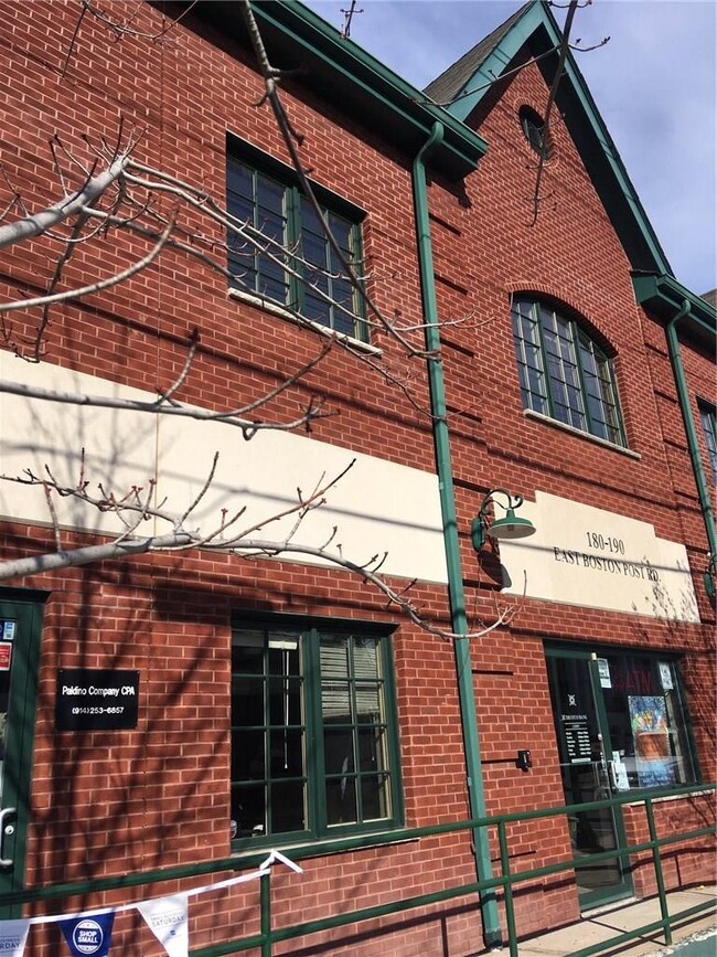 Foto del edificio - 180 E Boston Post Rd