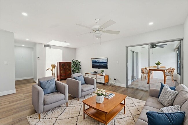 Foto del edificio - 8860 Rheims Rd