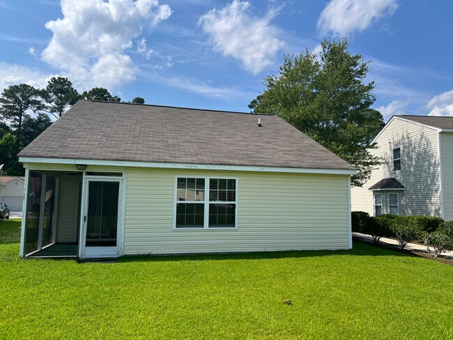 Building Photo - Now Pet Friendly! 3 Bedroom, 2 Bath Home, ...