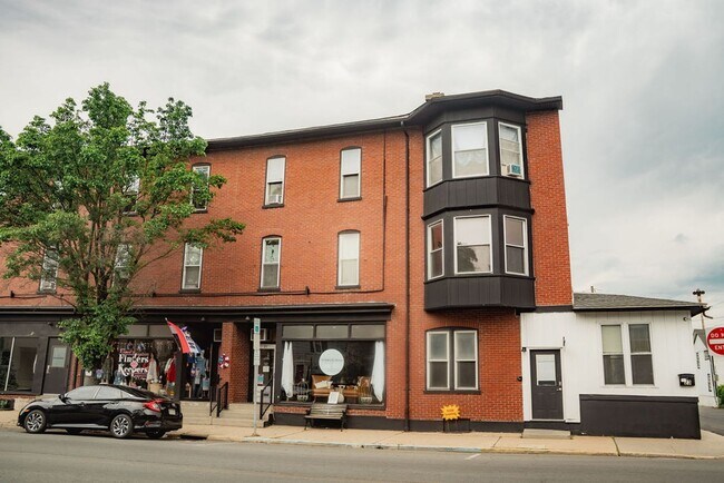 Foto del edificio - Spacious 4-Bedroom Home Near Kutztown University – Prime Downtown Location