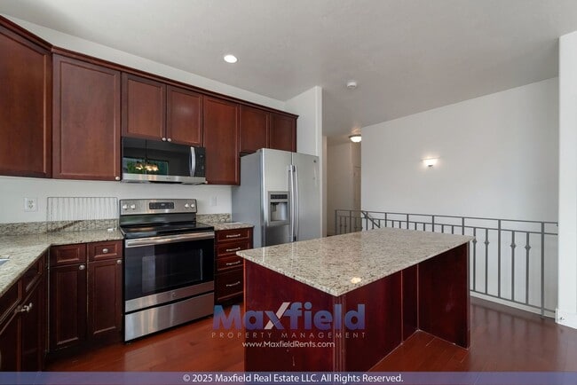 Foto del edificio - BRAND NEW CARPET - 6BD 4BTH 2GAR - Home in...