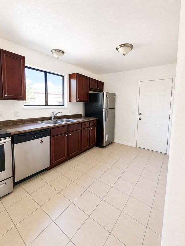 Foto del edificio - Convenient location, new paint & carpet throughout, enclosed patio.