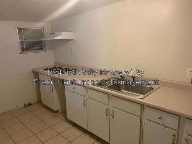 Building Photo - 824 Karnes St