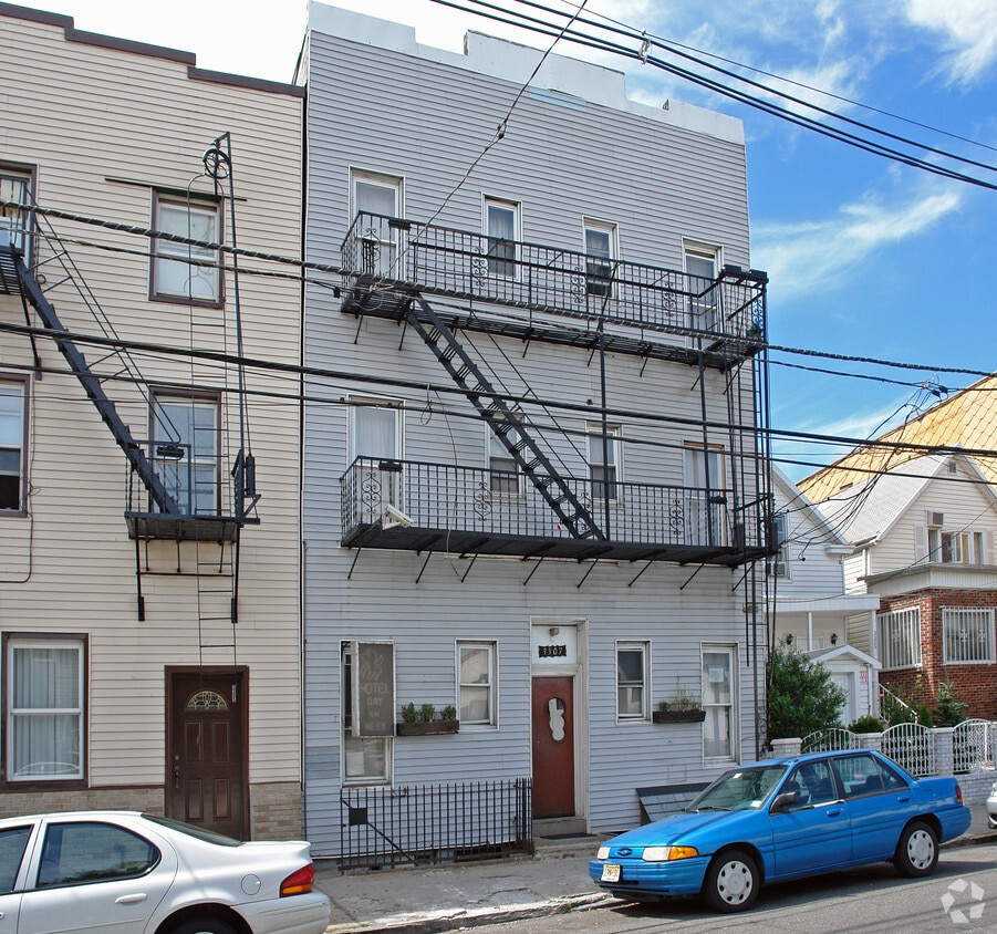 Primary Photo - 3307 Palisade Ave