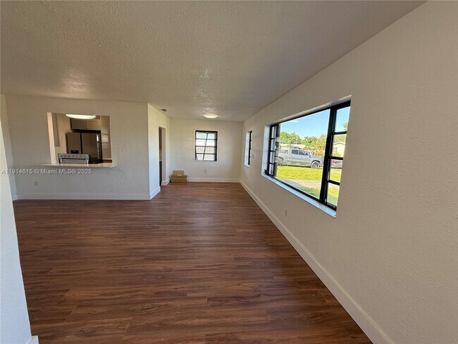 Foto del edificio - 1430 NW 176th Terrace