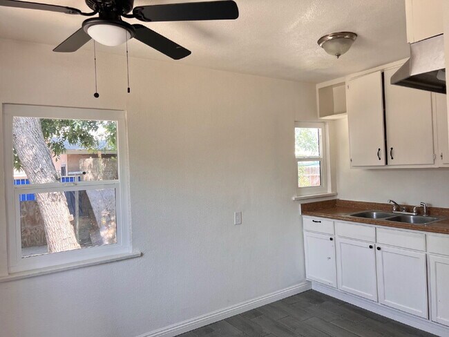 Foto del edificio - Newly renovated 2br 1bath near the 215