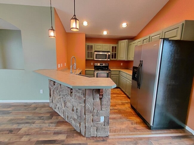 Building Photo - Home near FLW!