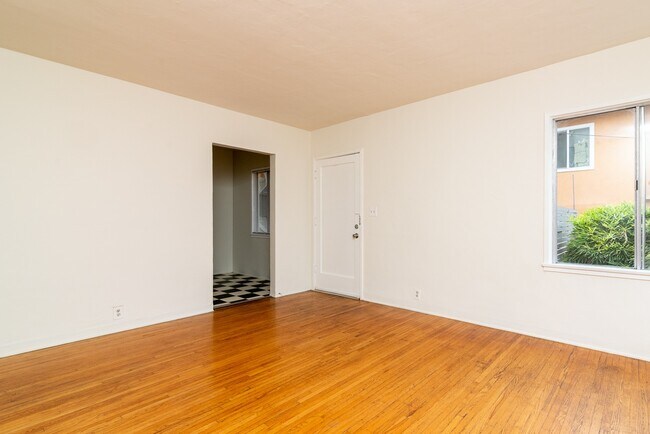 Foto del edificio - 832 Hyperion Ave