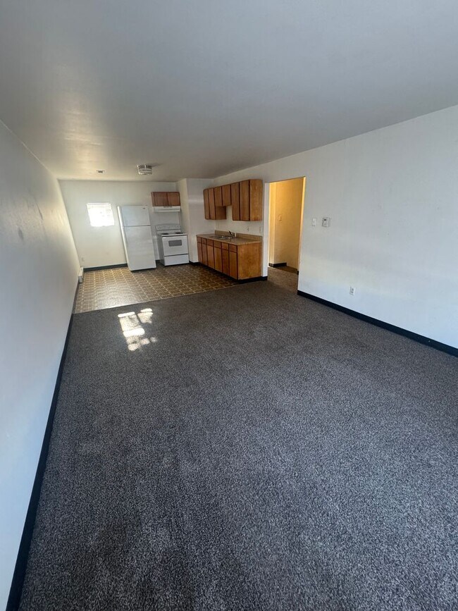 Building Photo - $385 OFF Move In Special!  Second Level Unit  2 Bed/1 Bath  Apt - $775/$775