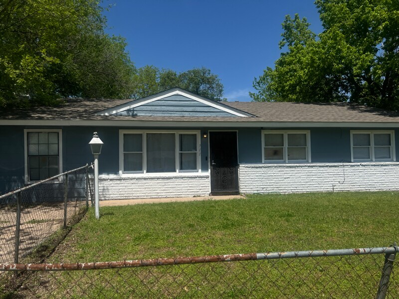 Foto principal - 711 E 52nd Pl N