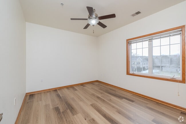 2BR, 1BA - 900SF - Bedroom - The Commons of Foxboro