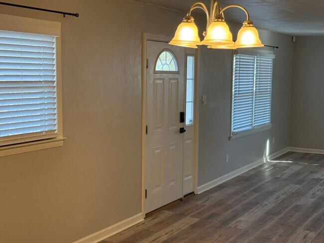 Foto del edificio - Beautiful updated home with new flooring and fresh paint