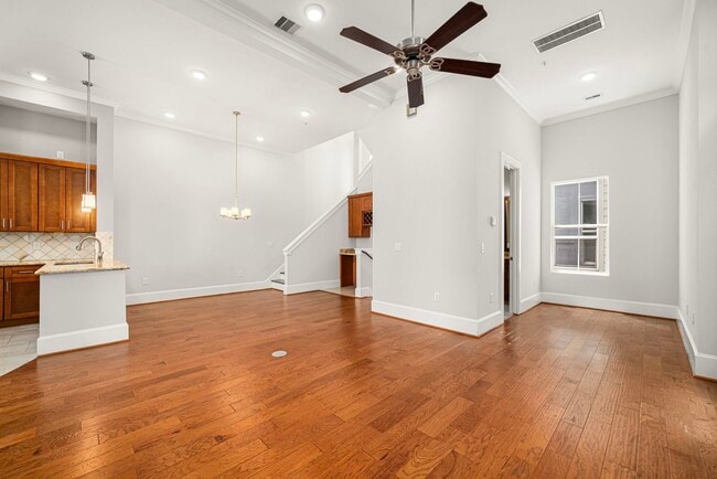 Building Photo - 2022 Sabine St