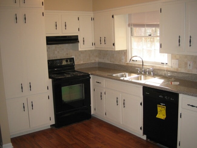 Foto del edificio - This Home is an Entertainer's Delight on Corner Lot!