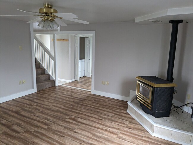 Foto del edificio - 3 Bed 2 Bath House Near Downtown Belgrade - Dogs Negotiable!