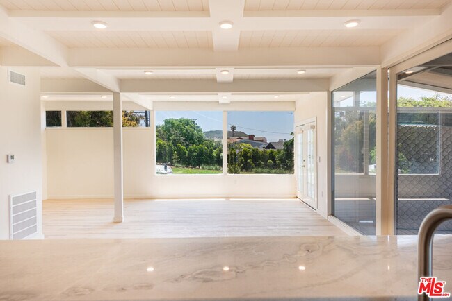 Foto del edificio - 7273 Birdview Ave