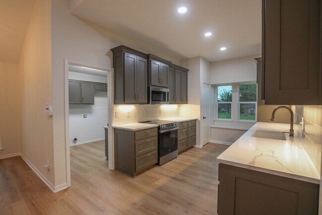 Building Photo - Available Now! Stunning 4 Bedroom 3.5 Bath...