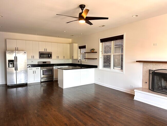 Open concept living - 3103 W Armitage Ave